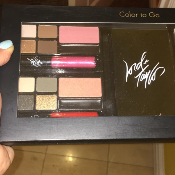 Lord & Taylor Other - Beautiful everyday makeup kit, NEVER USED‼️‼️